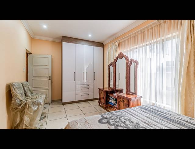 6 BEDROOM HOUSE FOR SALE IN PARKRAND
